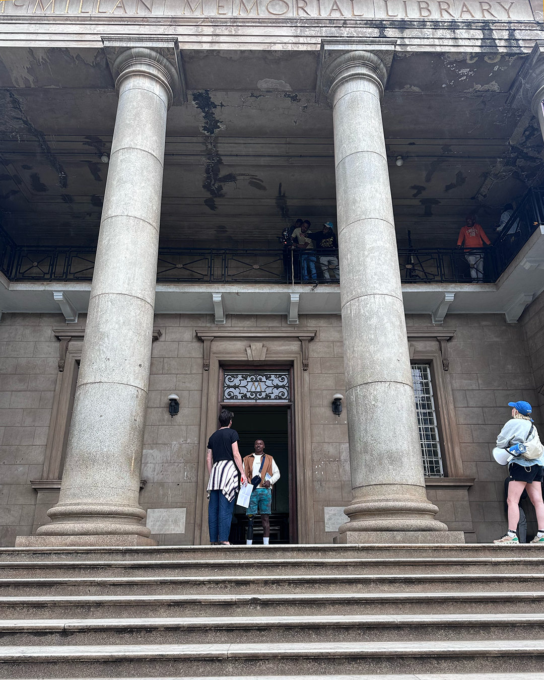 Alex Munyambabazi e a equipa de filmagem a preparar-se para a primeira cena da campanha Unstoppable da Circleg.