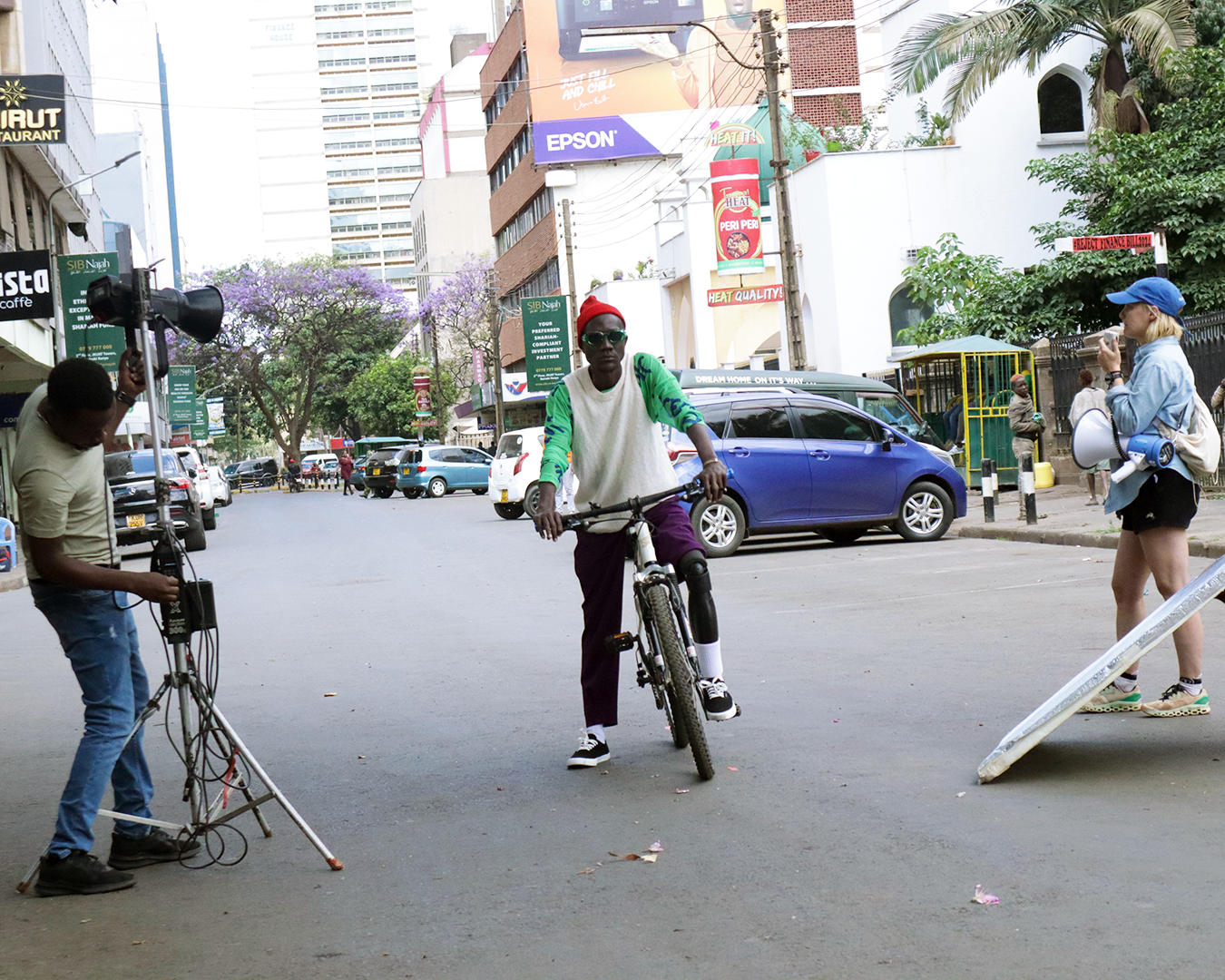 Tabu Ley Mungu Econi, um amputado do Uganda, a andar de bicicleta com a sua prótese.