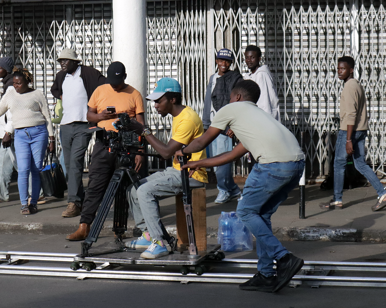 Nick Wambugu, um cinegrafista queniano, trabalhando durante as filmagens da campanha imparável da Circleg.