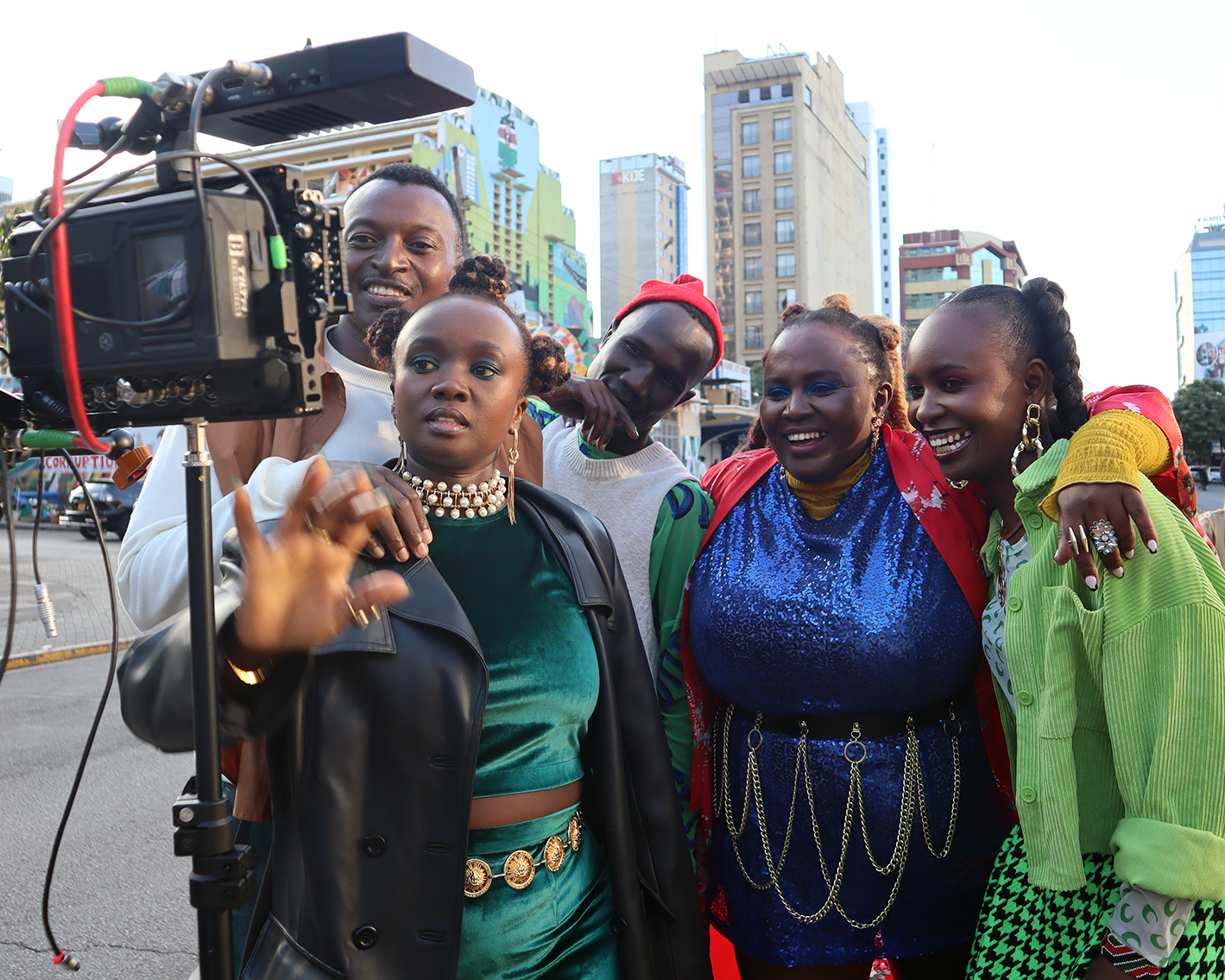 Amputados quenianos com próteses nas pernas durante a campanha Unstoppable da Circleg.