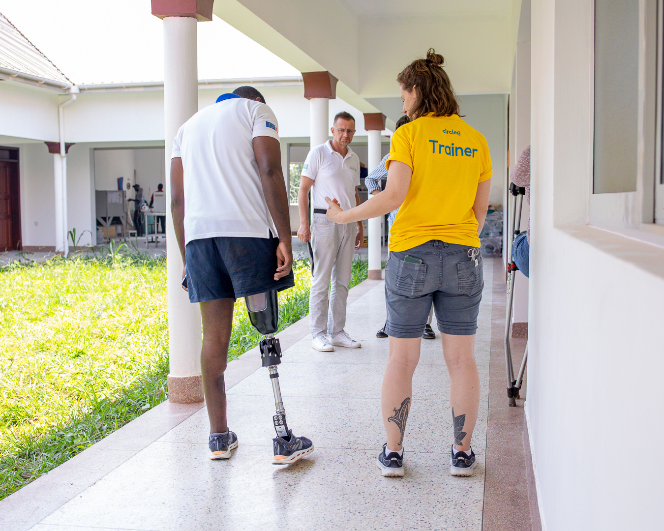 Um formador da Circle está a ajudar um amputado no Uganda. A garantir que os amputados recebem cuidados protéticos de alta qualidade.